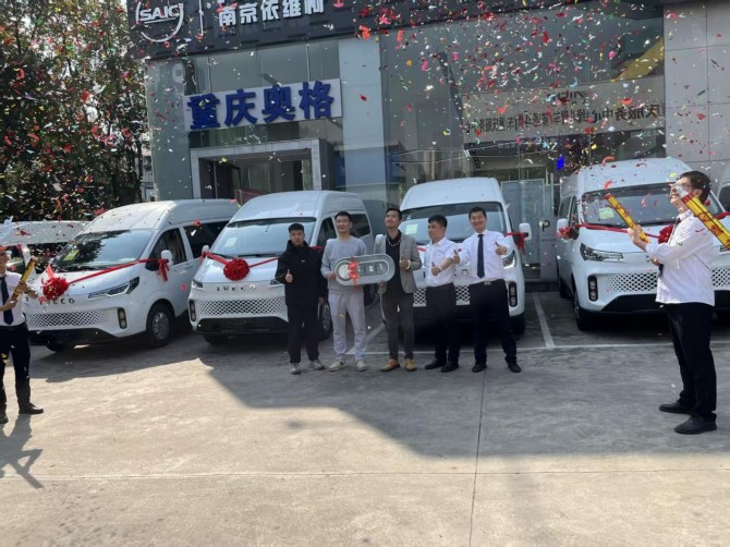 依维柯聚星纯电版批量交付，赋能重庆高端定制旅游新体验